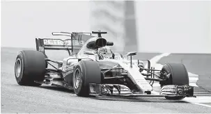  ?? — Gambar Reuters ?? PANTAS: Hamilton semasa beraksi dalam sesi latihan menjelang Formula Satu Grand Prix Amerika Syarikat di Litar Americas.