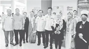  ?? ?? TINGKATKAN KESEDARAN: (Dari tiga kanan) Dr Suzalinna, Kong dan Ngo bersama Ahli Lembaga Pelawat Hospital Bintulu dan kakitangan hospital merakam gambar pada acara tersebut kelmarin.