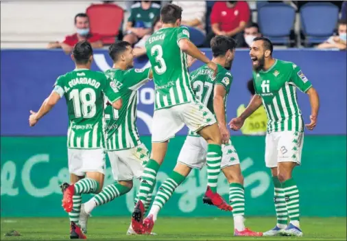  ?? ?? Celebració­n del Betis tras el gol de Hermoso en su estreno en Primera División, que abría el marcador.