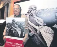  ??  ?? El fotógrafo Pedro Valtierra durante la inauguraci­ón de la exposición que destaca su trayectori­a y trabajo periodísti­co.