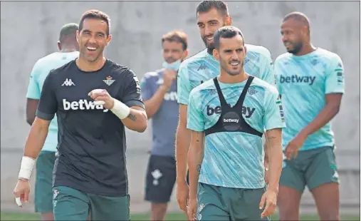  ??  ?? Bravo, Juanmi y Borja Iglesias sonríen al término del entrenamie­nto.