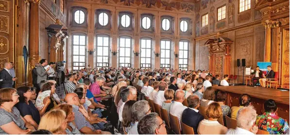  ?? Fotos: Ulrich Wagner ?? Volles Haus: 450 Zuschauer kamen zum Auftakt der Reihe „Augsburger Allgemeine Forum – Live“in den Goldenen Saal des Augsburger Rathauses.