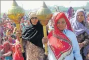  ?? MANOJ DHAKA/HT ?? Women protesters holding maces at Jassia village in Rohtak as the Jat agitation entered Day 18 on Wednesday.