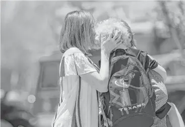  ?? Godofredo A. Vasquez / Houston Chronicle ?? Parents pick up their children from school Tuesday after a science-experiment explosion injured a dozen children at The Yellow School at Memorial Drive Presbyteri­an Church.