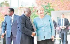  ??  ?? El presidente de Ghana, Nana Akufo-Addo (izq.) es recibido por la canciller Angela Merkel en el marco de una conferenci­a de cooperació­n con África.