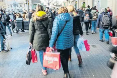  ?? MANÉ ESPINOSA ?? Primer día de rebajas, ayer, en una calle comercial del centro de Barcelona