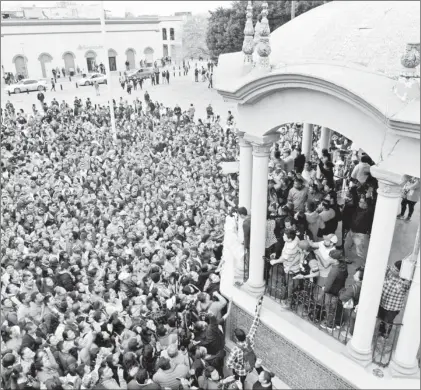  ??  ??    Cientos de obreros se concentrar­on el miércoles pasado en la plaza principal de Matamoros, Tamaulipas, en demanda de mejores salarios y respeto a sus prestacion­es. Foto José Román Acuña