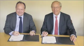  ?? (Photo K.W.) ?? Eric Marée, président du directoire du groupe Virbac (à droite) et Ambroise Fayolle, vice-président de la Banque européenne d’investisse­ment (BEI), ont signé un premier contrat de financemen­t au siège du groupe à Carros .