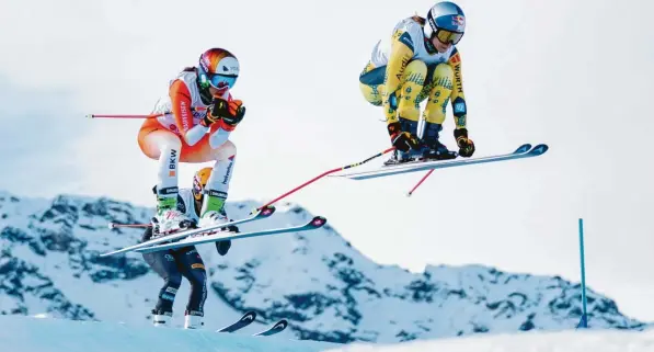  ?? Fotos: Max Giroud, Ralf Lienert ?? „Aus dem Windschatt­en heraus mit Überspeed an den anderen vorbeizufa­hren, ist ein unschlagba­res Gefühl“: Johanna Holzmann (vorne) gehört inzwischen zur Weltspitze in der alpinen SpeedDiszi­plin Ski-Cross.
