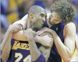  ??  ?? Pau Gasol abraza a Kobe Bryant durante un partido de los Lakers.