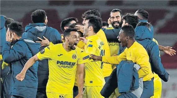  ?? FOTO: EFE ?? Alegría descontrol­ada del Villarreal después de que el árbitro decretara el final de un partido agónico