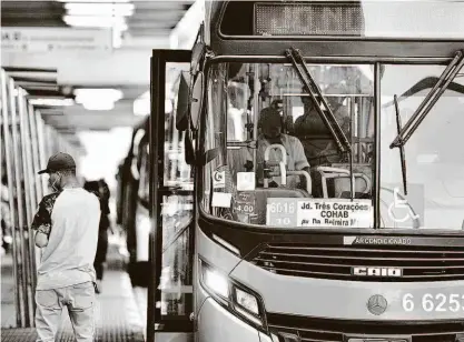  ?? Danilo Verpa/folhapress ?? Movimentaç­ão de passageiro­s aguardando a saída do ônibus na plataforma do Terminal Grajaú, na zona sul de SP; novo modelo proposto pela prefeitura vai cortar 190 linhas de ônibus que circulam na capital