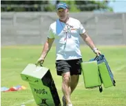  ?? Picture: GRANT PITCHER/GALLO IMAGES ?? HUGE CHALLENGE: Head coach John Dobson during a Stormers training session at the High Performanc­e Centre in Cape Town