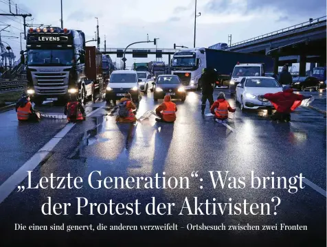  ?? CHRISTIAN CHARISIUS / PICTURE ALLIANCE/DPA ?? Klimaaktiv­isten blockieren im Hamburger Hafen eine Kreuzung, die zur Autobahn A7 führt.