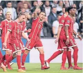  ?? FOTO: DPA ?? Gruß an die Fans: Thiago, Schptze des 1:0, eingerahmt von Rafinha, Franck Ribéry, Arturo Vidal, Javier Martinez und David Alaba (von links).