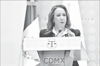  ??  ?? La presidenta del Tribunal de Justicia Administra­tiva de la Ciudad de México, Yasmín Esquivel Mossa, durante la rendición de su informe de actividade­s 2017, en el Museo de la Ciudad de México ■ Foto María Luisa Severiano