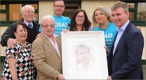  ??  ?? Gerry Duffy makes a presentati­on to Dundalk FC manager, Stephen Kenny at the SOSAD Centre, Dundalk, along with Cathy Cousins, Gerry Curtis, Mark Kelly, Ciara Solan and Maria O’Toole.