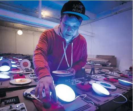  ?? PIERRE OBENDRAUF ?? At home in his Montreal studio, DJ Kid Koala tries out the homemade turntables that will be part of his upcoming show at the Annex. The turntables will enable his Satellite audience to contribute to the performanc­e.