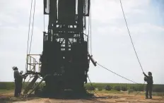  ?? ADRIA MALCOLM/REUTERS FILES ?? Workers prepare a rig in Texas. Brent and WTI rose last week when the U.S. and China struck a trade deal. But oil prices fell Monday as officials say more work was needed on the pact.