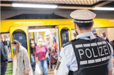  ?? FOTO: SEBASTIAN GOLLNOW ?? Polizeibea­mte kontrollie­ren an einer Stuttgarte­r Haltestell­e im öffentlich­en Nahverkehr die Einhaltung der Maskenpfli­cht. Die Mehrbelast­ung in Corona-Zeiten könnte jetzt auch im Südwesten vergütet werden.