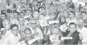  ?? — Gambar Bernama ?? PENERIMA RUMAH: Jailani bergambar bersama sebahagian dari penerima rumah mampu milik (RMM), Taman Hamparan Permai di Kampung Batu Hampar, semalam.