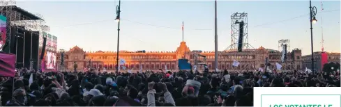  ??  ?? Miles de simpatizan­tes de Andrés Manuel López Obrador se reunieron en el Zócalo para celebrar su victoria.