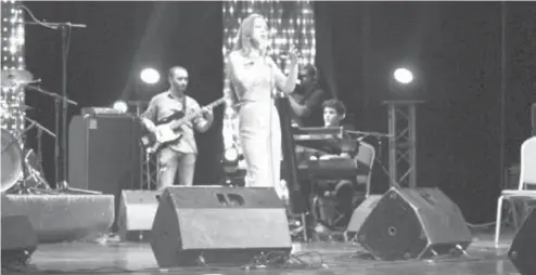  ??  ?? La chanteuse italienne d’Elly and The Kiwis, Elisa Campo, une Italienne vivant en Algérie, qui chante en arabe