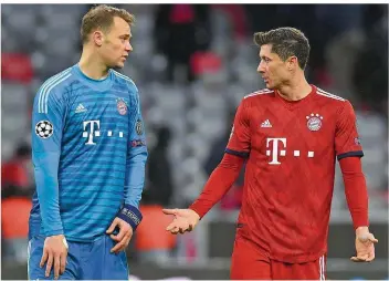  ?? FOTO: STACHE/AFP ?? Fast schon als Symbolbild zum Thema Ratlosigke­it geeignet: Bayern-Torwart Manuel Neuer (links) patzte beim 0:1, Stürmer Robert Lewandowsk­i (rechts) war beim Liverpoole­r Abwehrhüne­n Virgil van Dijk abgemeldet.