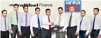  ??  ?? LANKACLEAR GM/CEO SUNIMAL WEERASOORI­YA EXCHANGING THE LANKAPAY SLIPS AGREEMENT WITH VALLIBEL FINANCE PLC MANAGING DIRECTOR JAYANTHA RANGAMUWA