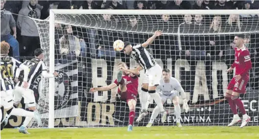  ?? GABRIEL UTIEL ?? El defensa albinegro, que ya ha logrado dos ascensos a Segunda, realiza un despeje de cabeza durante uno de los partidos disputados en Castalia.