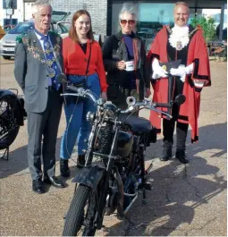  ?? ?? The mayoral party presents Sue Stewart and her Sunbeam with the prize-winning mug for ‘Best in Show’.