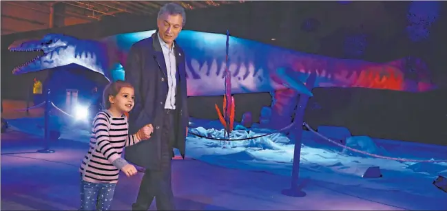  ?? PRESIDENCI­A ?? DE PASEO. Mauricio Macri llevó a su hija menor a Tecnópolis esta semana. Tiempos difíciles para una gestión más sostenida en deseos e ilusiones que en programas.