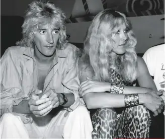  ??  ?? Rod Stewart estaba pegadísimo en todo el planeta con el éxito Da Ya Think I’m Sexy? en la noche de 1978 en que acudió con Alana Hamilton, con quien se casó al año siguiente.