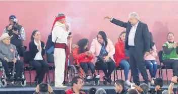  ??  ?? En la ceremonia, el presidente Andrés Manuel López Obrador participó en un ritual indígena en el que estuvieron presentes Claudia Sheinbaum, jefa de Gobierno de la Ciudad de México, y Clara Brugada, alcalde de Iztapalapa.