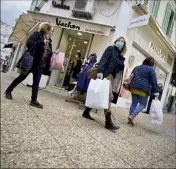  ?? (Photo Clément Tiberghien) ?? Entre mauvais temps et peur de l’affluence, reprise en douceur hier dans les commerces du centre-ville de Saint-Raphaël.