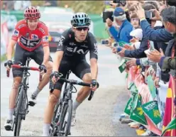  ??  ?? CLAVE. Mikel Nieve tuvo que tirar de Froome para salvarle.