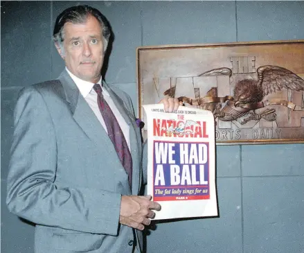  ?? SUSAN RAGAN / THE ASSOCIATED PRESS FILES ?? Frank Deford, editor and publisher of The National Sports Daily, holds a proof of the final front page of the newspaper in 1991. Deford was the best sportswrit­er Fr. Raymond de Souza ever read.