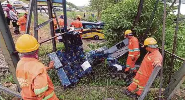  ??  ?? PEKERJA melakukan kerja pembersiha­n sebaik semua mangsa dibawa keluar.