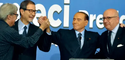  ??  ?? Sul palco Silvio Berlusconi, 81anni, ieri al Politeama di Palermo con (da sinistra) Vittorio Sgarbi, 65 anni, il candidato presidente Nello Musumeci (62) e Gaetano Armao (55)