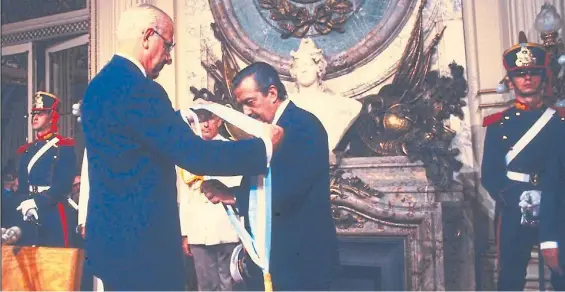  ??  ?? Vuelta de página. Reynaldo Bignone le transfiere los atributos del mando a Raúl Alfonsín, en la Casa Rosada, el 10 de diciembre de 1983.