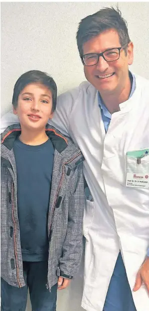  ?? FOTO: BETHESDA ?? Professor Daniel Rothamel mit dem kleinen Ahmad aus Afghanista­n nach dessen erfolgreic­her Operation.