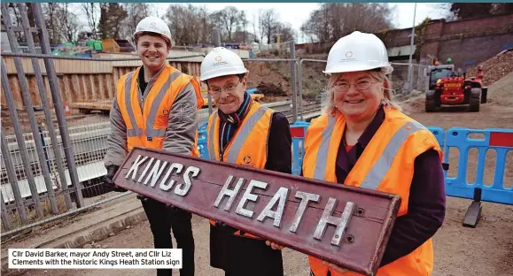  ?? ?? Cllr David Barker, mayor Andy Street, and Cllr Liz Clements with the historic Kings Heath Station sign