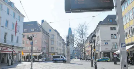  ?? FOTO: SEBASTIAN HEILEMANN ?? Ein sogenannte­s Betretungs­verbot für öffentlich­e Orte soll in Freiburg vom 21. März bis 3. April gelten. Bereits am Freitag zeigte die Polizei verstärkt Präsenz in der Stadt.