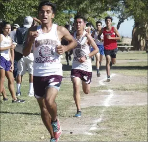  ?? KARINA LOPEZ PHOTO ?? Members of the Calexico High cross-country team compete at Sunbeam Lake on Friday.