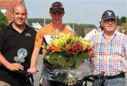  ?? FOTO FV ?? Brent Machiels, geflankeer­d door vader Marc en opa Yvan. “Ik wou niet afgaan voor eigen publiek.”