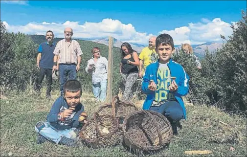  ?? MERCÈ GILI ?? Una familia de Barcelona, este fin de semana, en un bosque de la Ribagorça donde ganó la afición sobre la recompensa