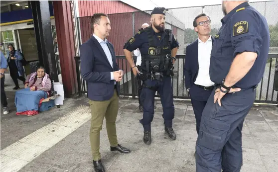  ?? Bild: FREDRIK SANDBERG/TT ?? SÄRSKILT UTSATT OMRÅDE. Moderatern­as rättspolit­iske talesperso­n Tomas Tobé och partiledar­e Ulf Kristersso­n var i Fittja i Botkyrka kommun för att träffa poliser och näringsidk­are, och presentera partiets program mot gängkrimin­alitet.