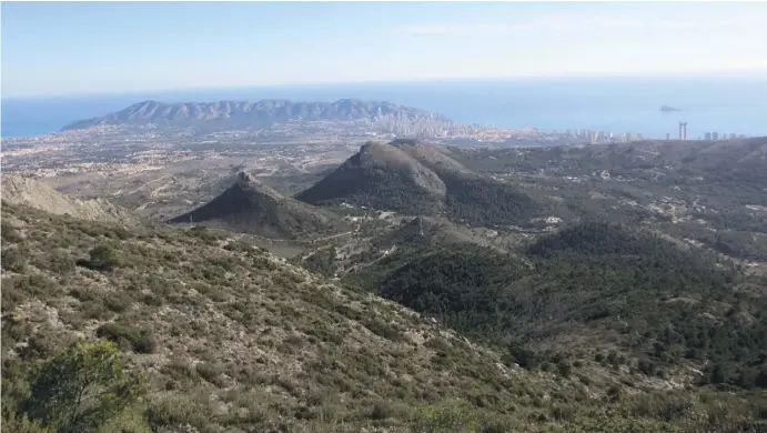  ?? Fotos: Ingrid Lechner ?? Blick zum Guadalest-See: Von der Maurenburg stehen nur noch Reste, dafür ist der Ausblick um so spektakulä­rer.