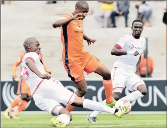  ?? Isithombe: BACKPAGEPI­X ?? UPHUMELELE Bhengu weReal Kings emakwa uChristoph Komane weHighland­s Park emdlalweni weNational First Division eSugar Ray Xulu Stadiu, ngoOkthoba 15