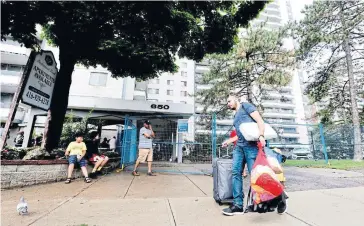  ?? RICHARD LAUTENS TORONTO STAR ?? More than 1,500 residents evacuated 650 Parliament St. last week. Some went back in Monday to gather belongings.